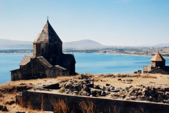 Monastère et lac de Sevan