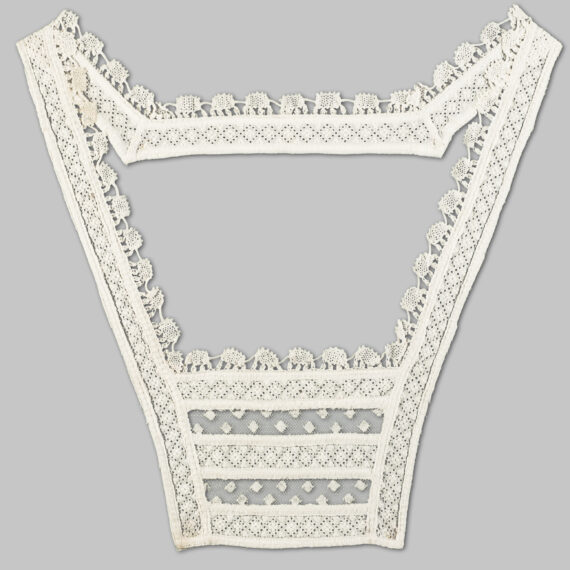 LACE COLLAR